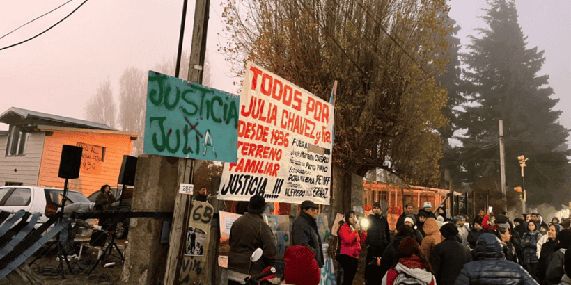 Gran cantidad de vecinos acudió a la casa de Julia Chávez para evitar el desalojo