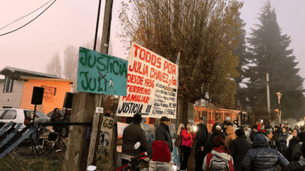 Gran cantidad de vecinos acudió a la casa de Julia Chávez para evitar el desalojo